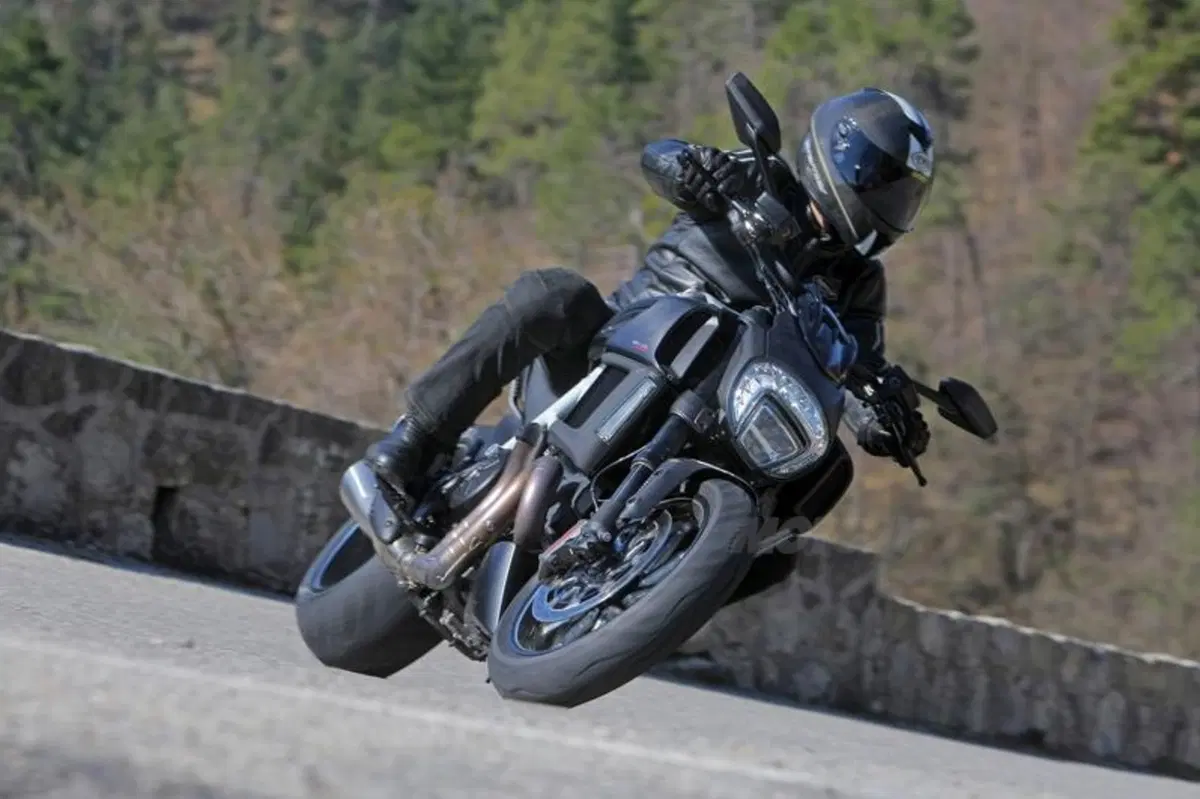 Ducati Diavel Carbon (13)