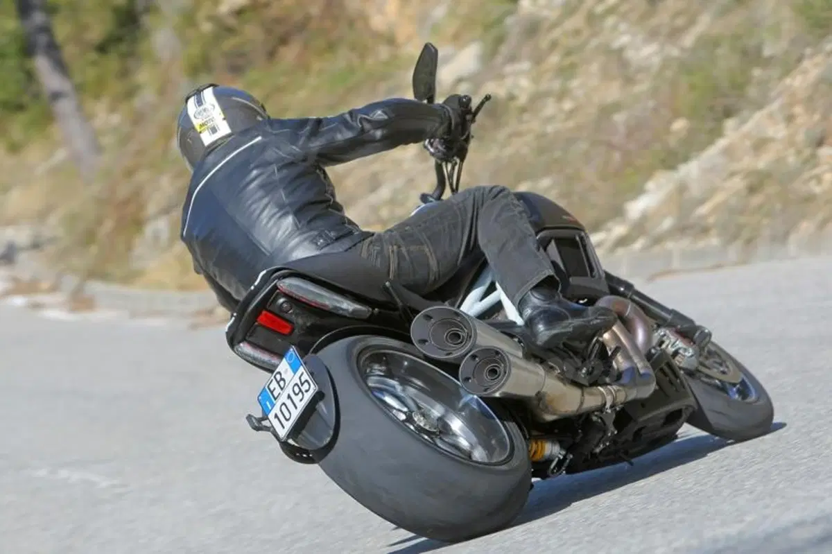 Ducati Diavel Carbon (14)
