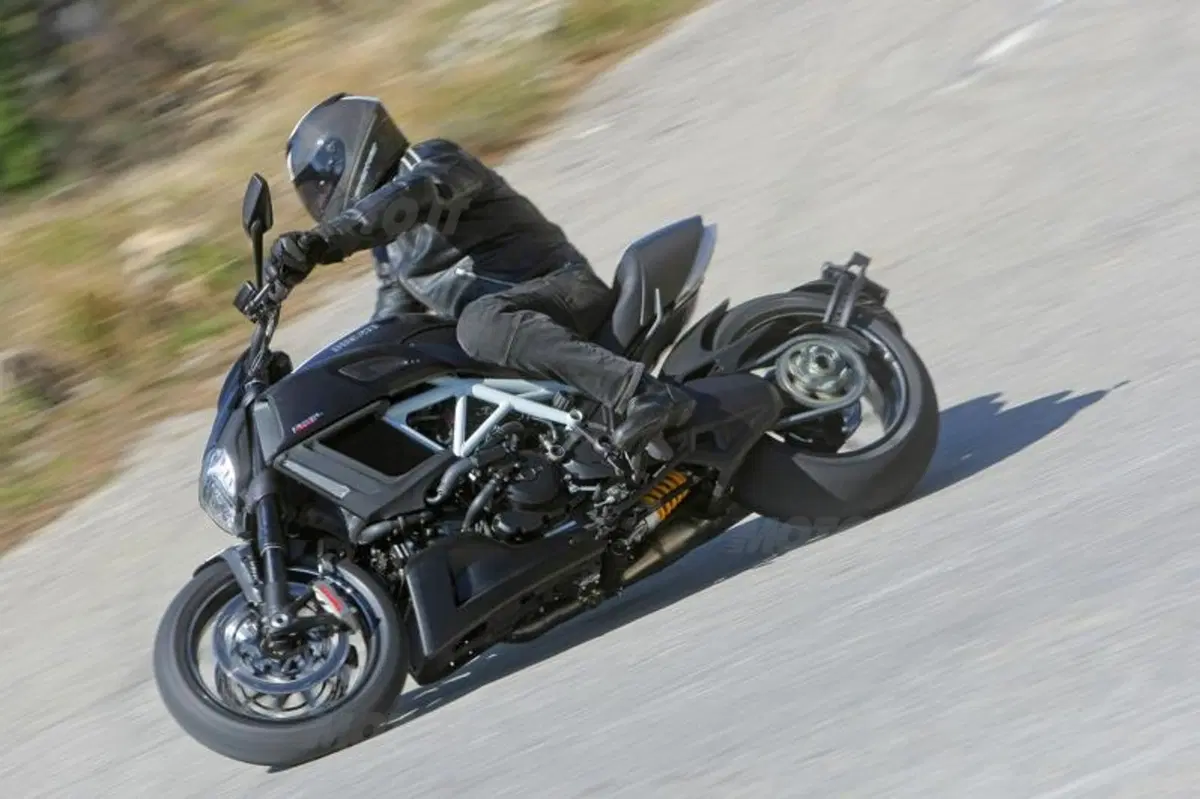 Ducati Diavel Carbon (15)