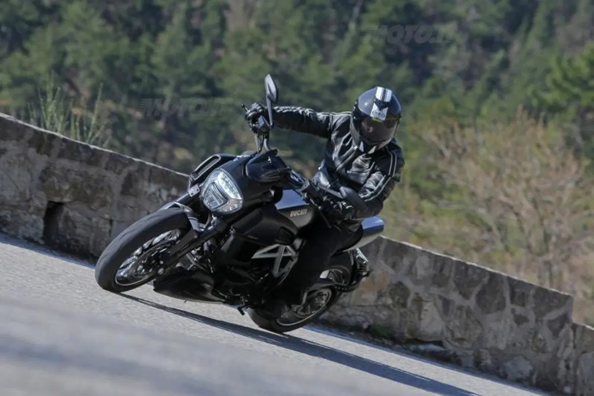 Ducati Diavel Carbon (16)
