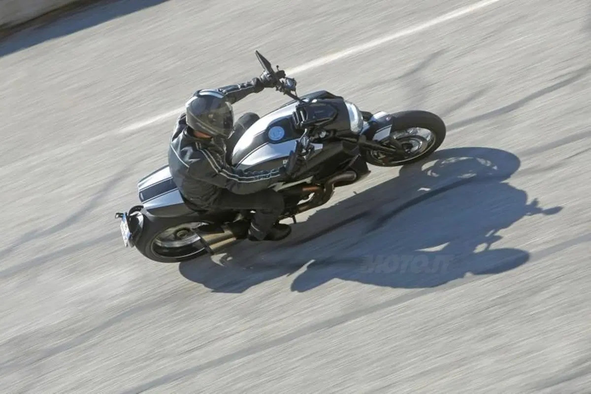 Ducati Diavel Carbon (17)