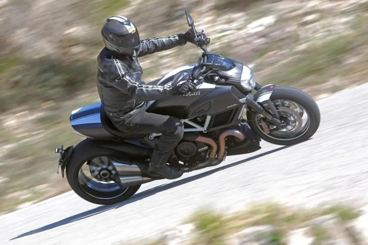 Ducati Diavel Carbon (18)
