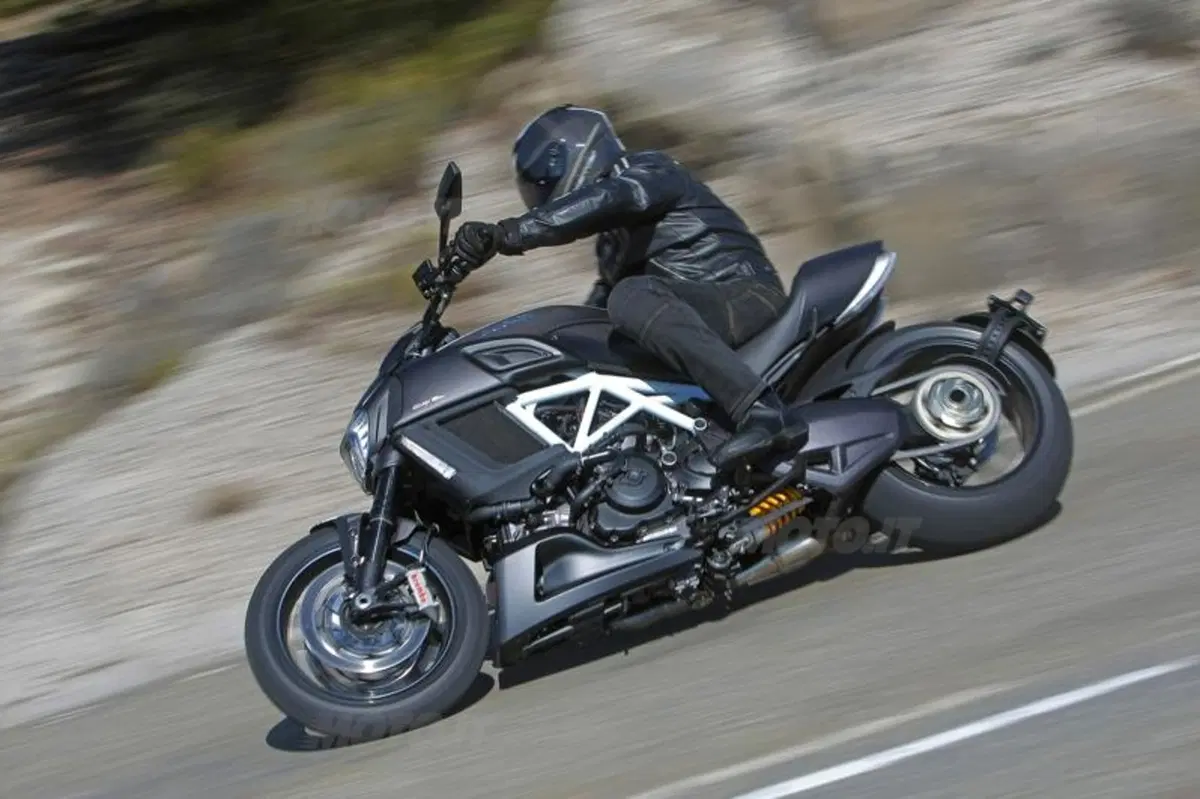 Ducati Diavel Carbon (19)