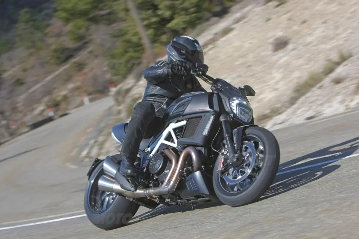 Ducati Diavel Carbon (20)