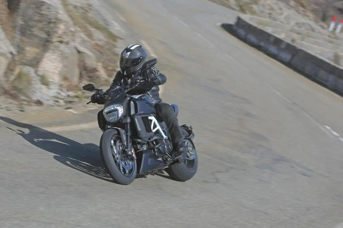 Ducati Diavel Carbon (21)