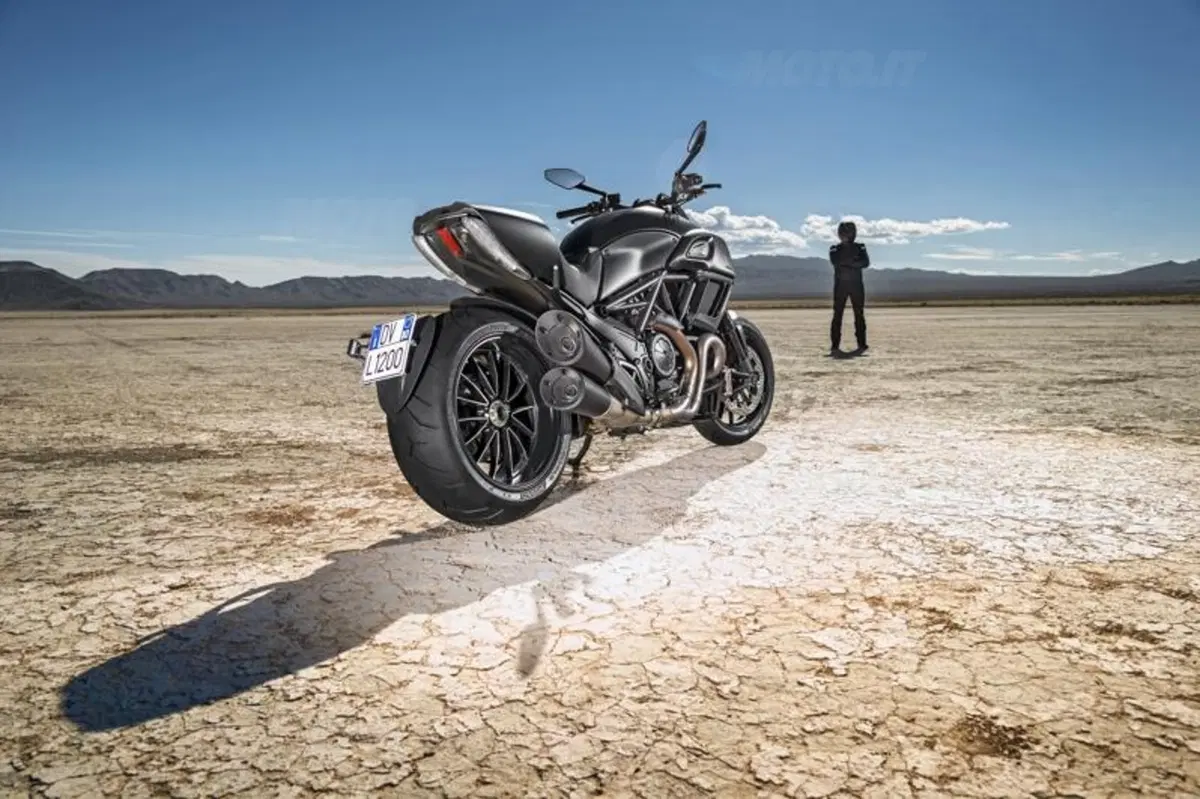 Ducati Diavel Carbon (25)