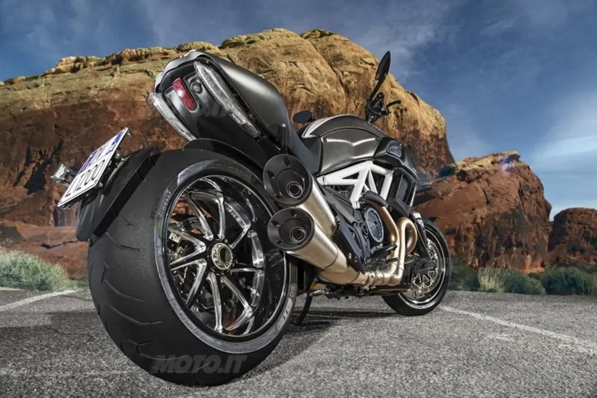 Ducati Diavel Carbon (28)