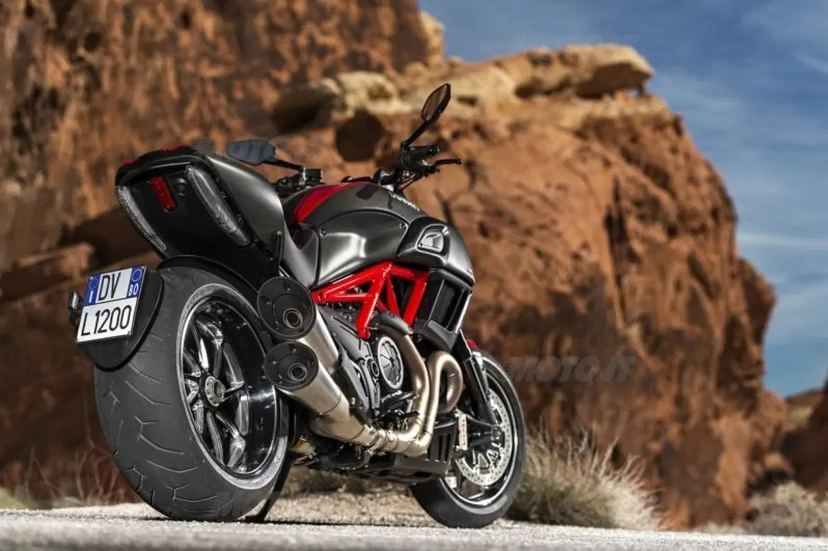 Ducati Diavel Carbon (30)