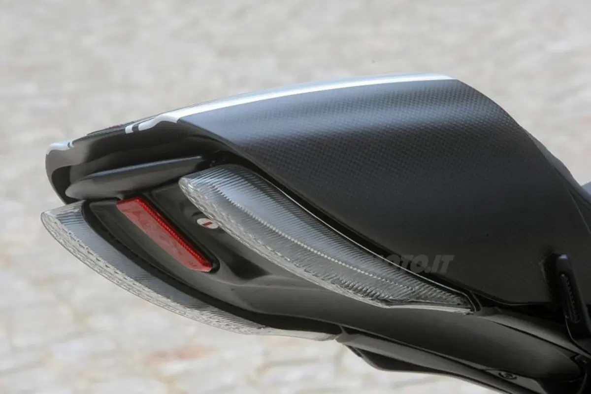 Ducati Diavel Carbon (36)