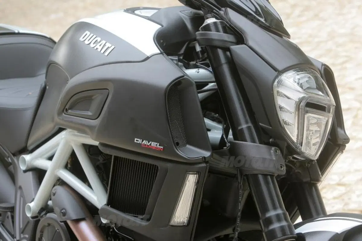 Ducati Diavel Carbon (39)