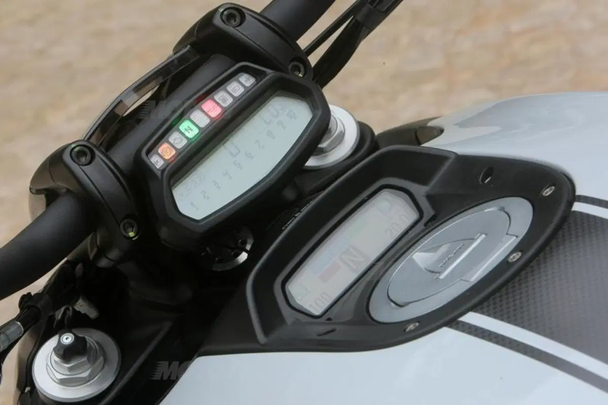 Ducati Diavel Carbon (41)