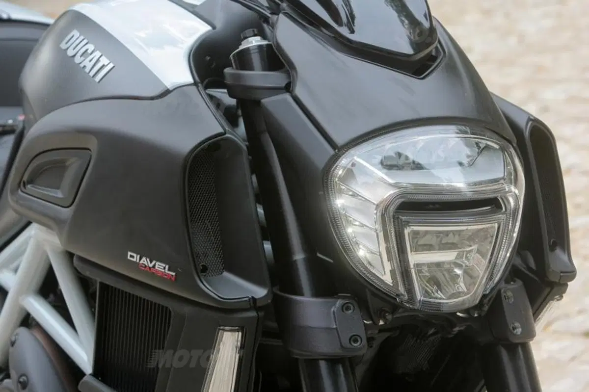 Ducati Diavel Carbon (45)