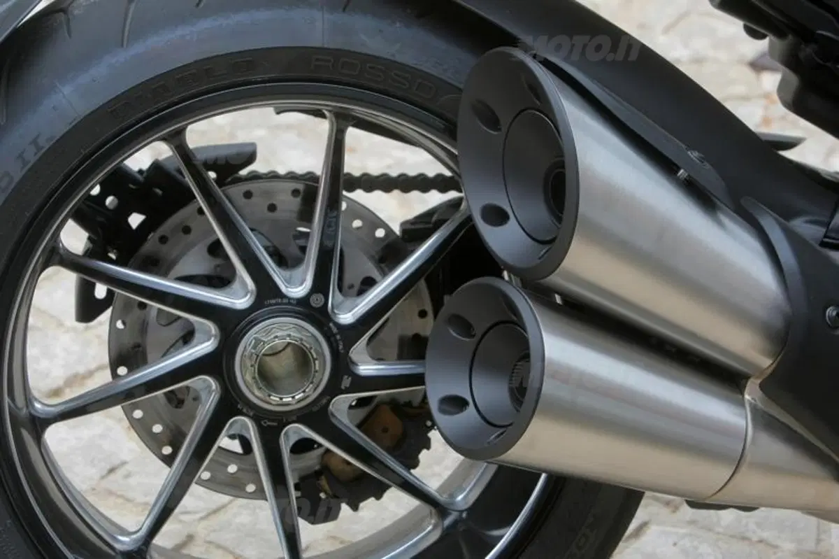 Ducati Diavel Carbon (50)