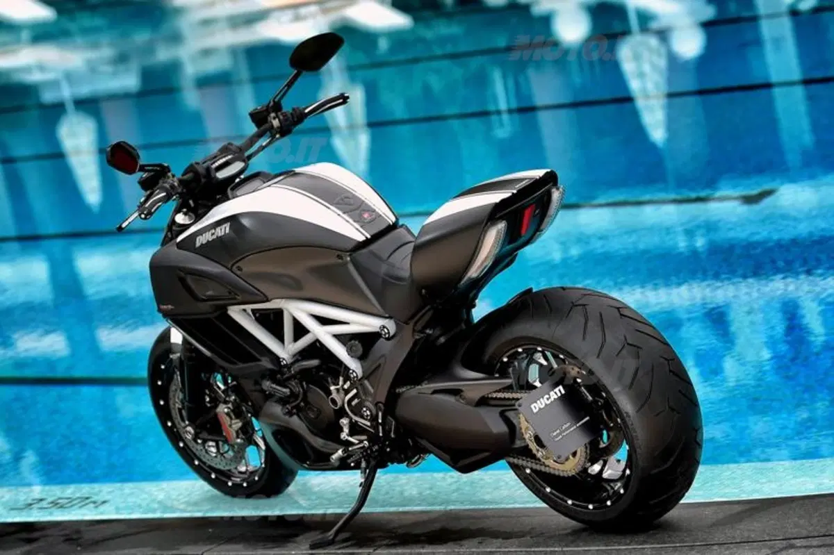 Ducati Diavel Carbon (57)
