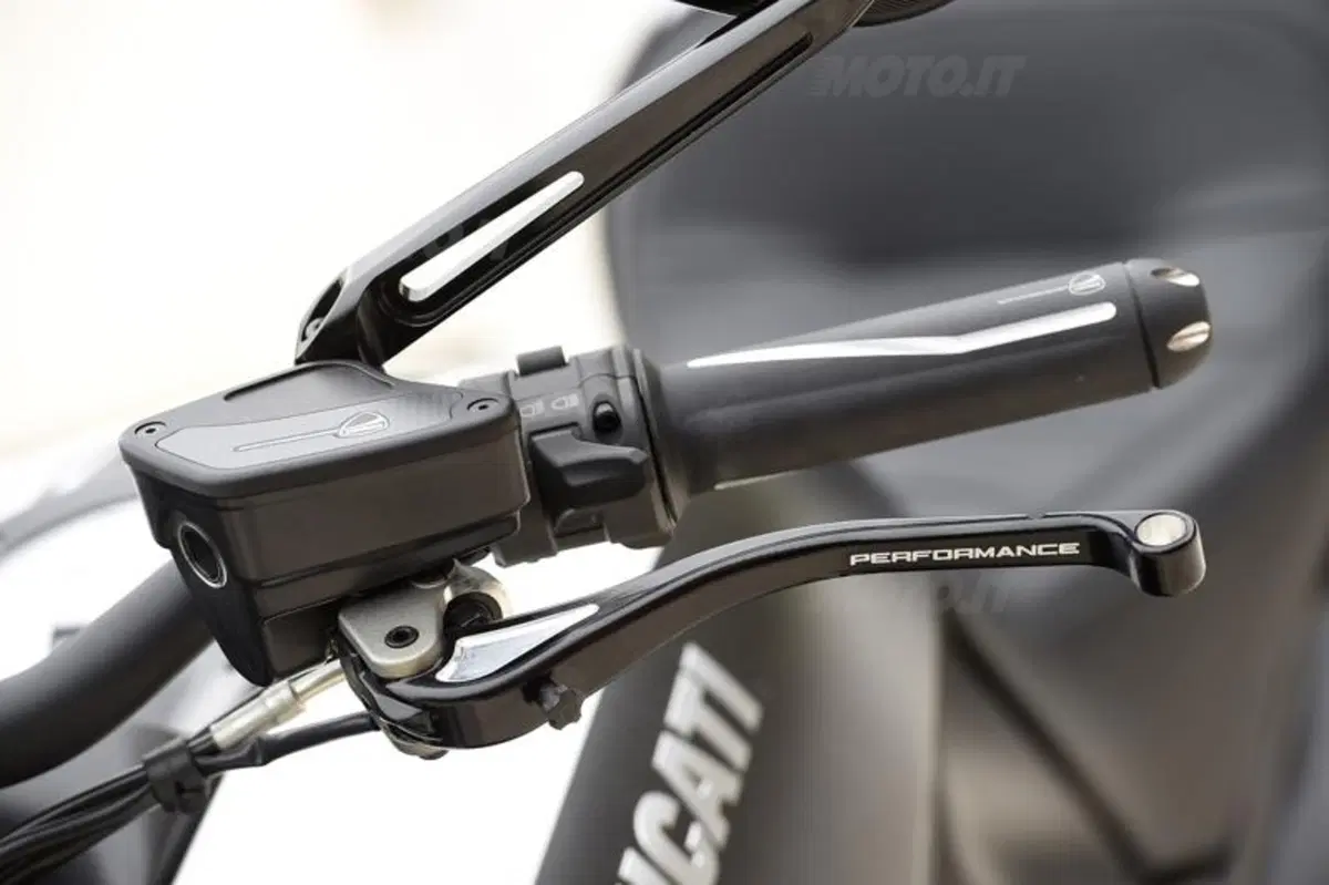 Ducati Diavel Carbon (64)