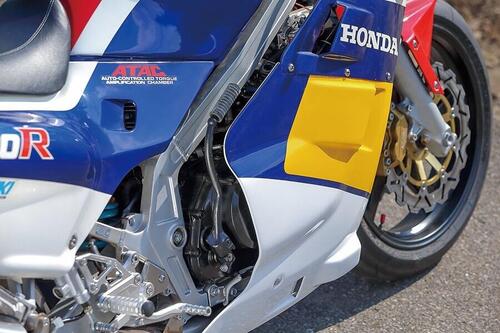 Honda NS 400R Foliserie, ancora una due tempi aggiornata nella ciclistica (4)