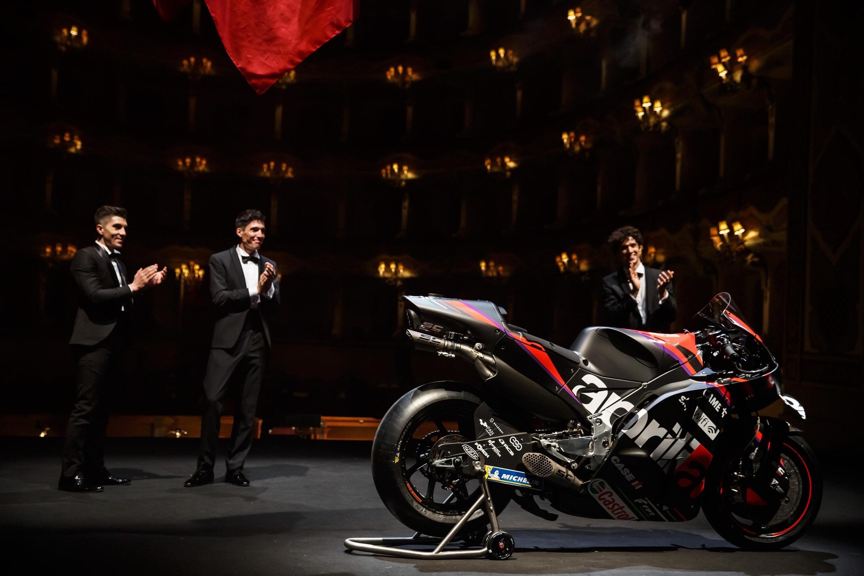 Aprilia mostra RS-GP da MotoGP 2022 em trajes de gala