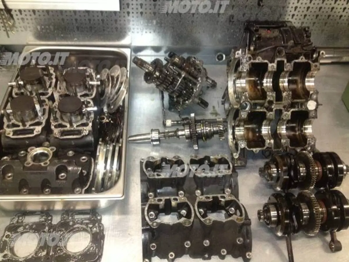 Le Strane di Moto.it: Suzuki RG 500 Gamma (3)