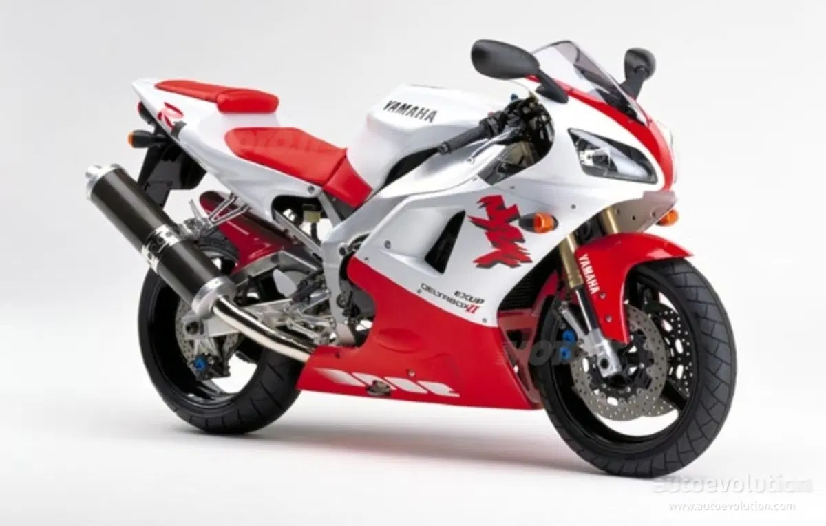 Yamaha YZF-R1M, nuovo modello Rossi style o final edition?
