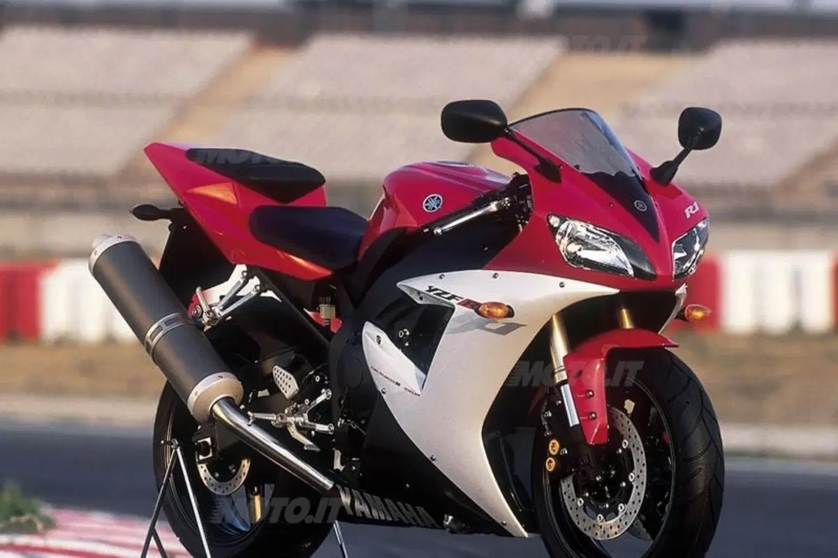 Yamaha YZF-R1M, nuovo modello Rossi style o final edition? (3)