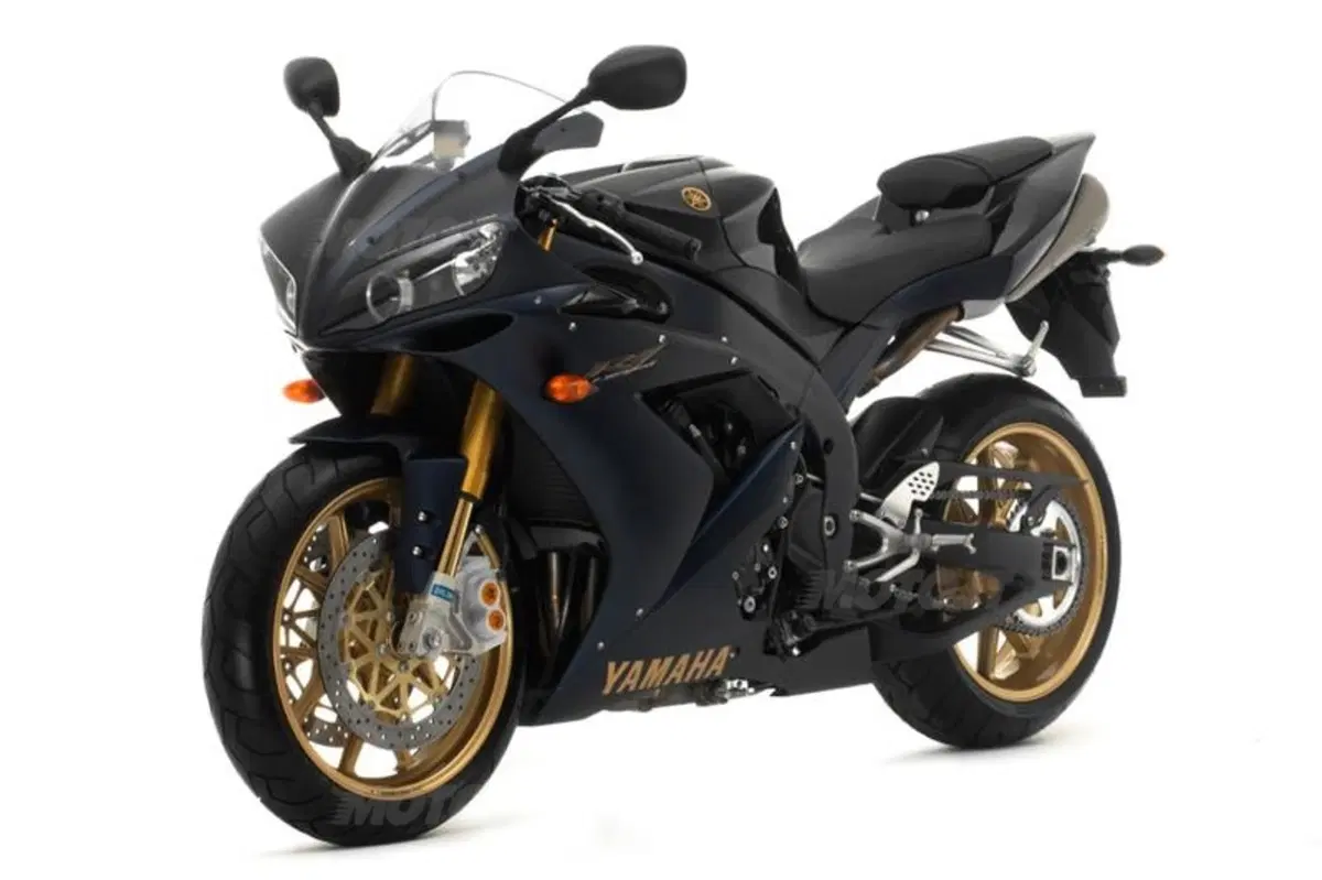 Yamaha YZF-R1M, nuovo modello Rossi style o final edition? (5)