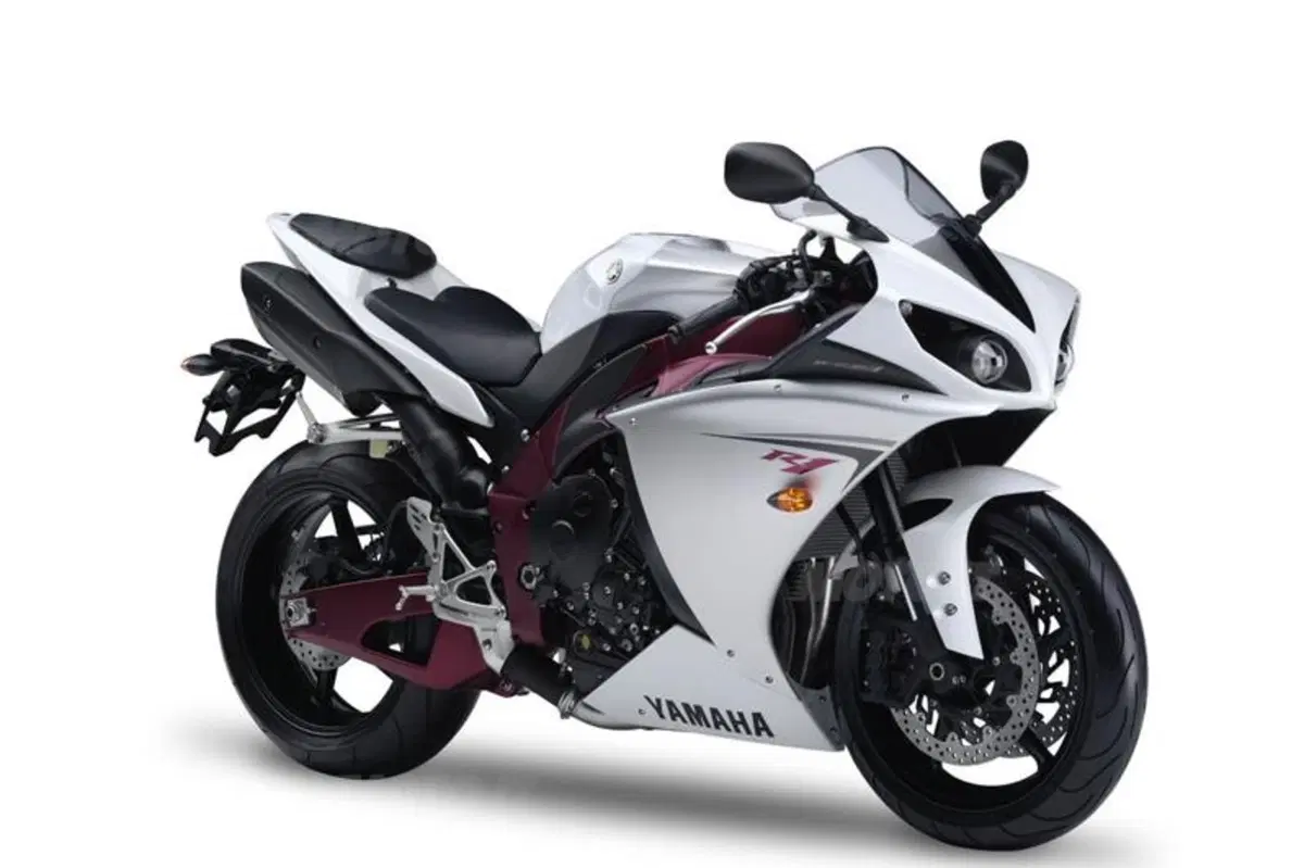 Yamaha YZF-R1M, nuovo modello Rossi style o final edition? (7)