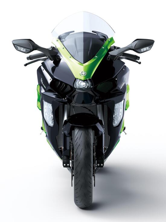 l'alloggiamento del radar anteriore sulla Kawasaki Ninjna H2 SX SE