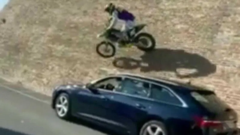 Ecco come Axell Hodges e la sua moto scalano le mura di Tavullia (e un&rsquo;Audi) [VIDEO]
