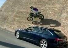 Ecco come Axell Hodges e la sua moto scalano le mura di Tavullia (e un’Audi) [VIDEO]