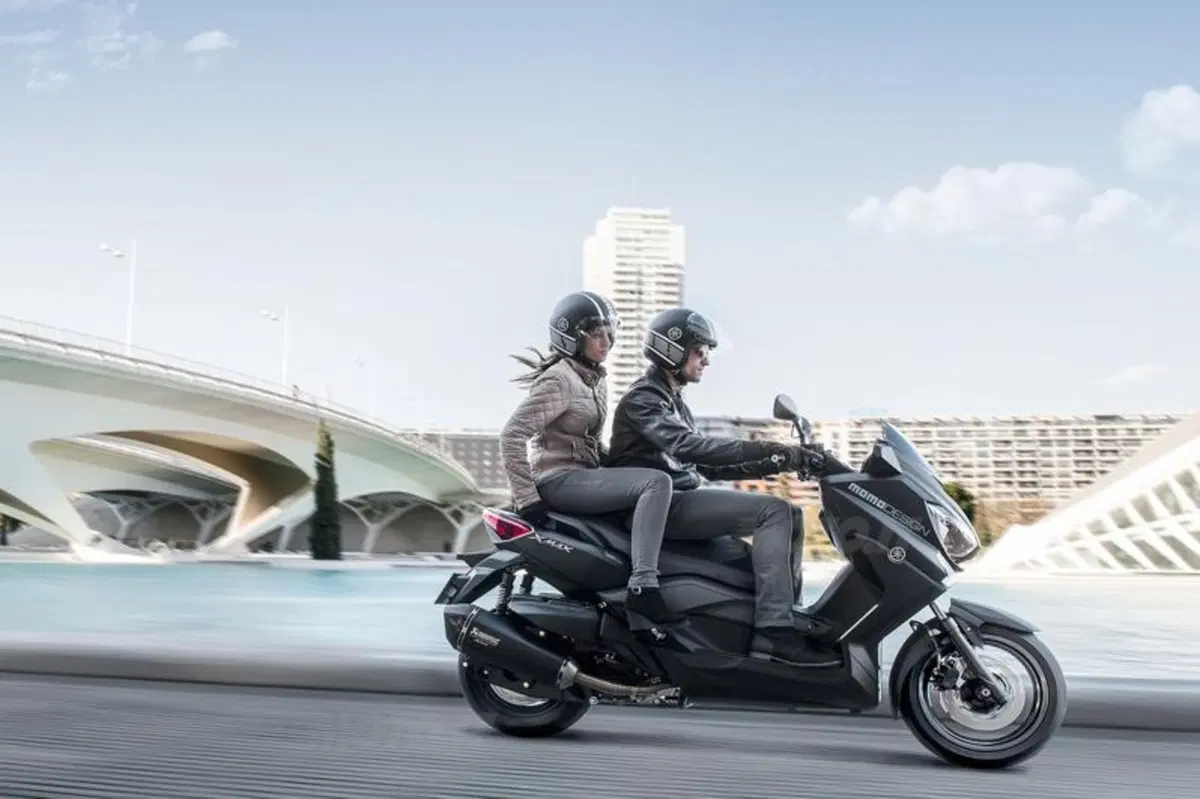 Yamaha X-Max 400 Momodesign: nuovo look (2)