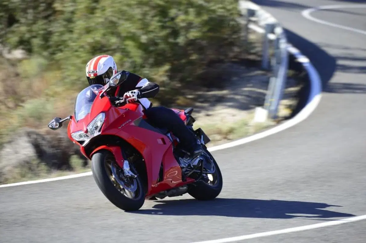 Honda VFR 800F 2014   (3)