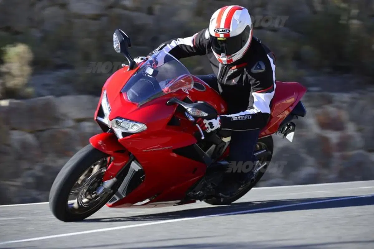 Honda VFR 800F 2014   (6)