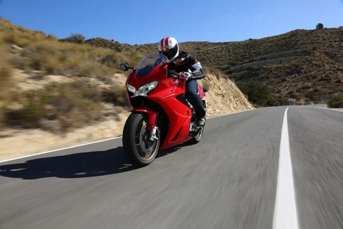 Honda VFR 800F 2014   (13)