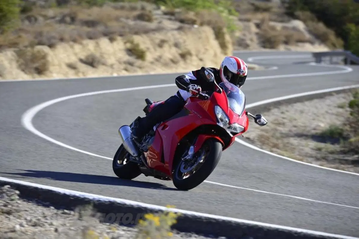 Honda VFR 800F 2014   (14)