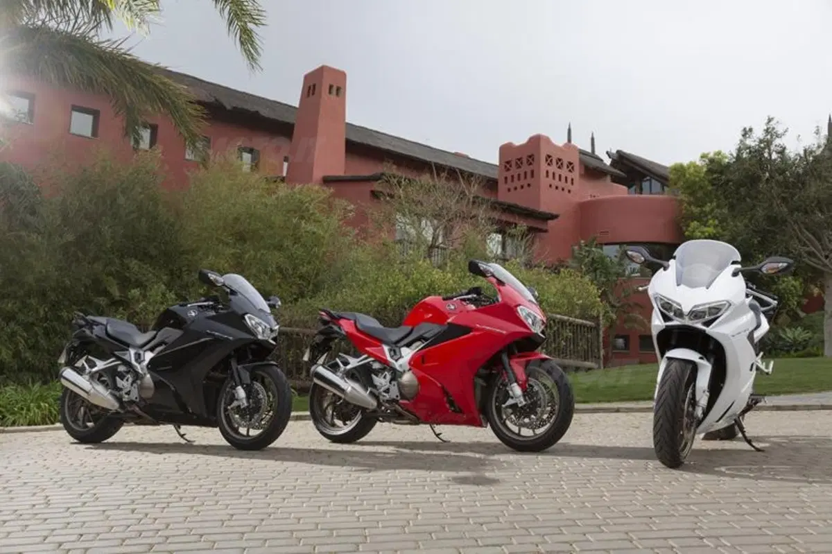 Honda VFR 800F 2014   (18)