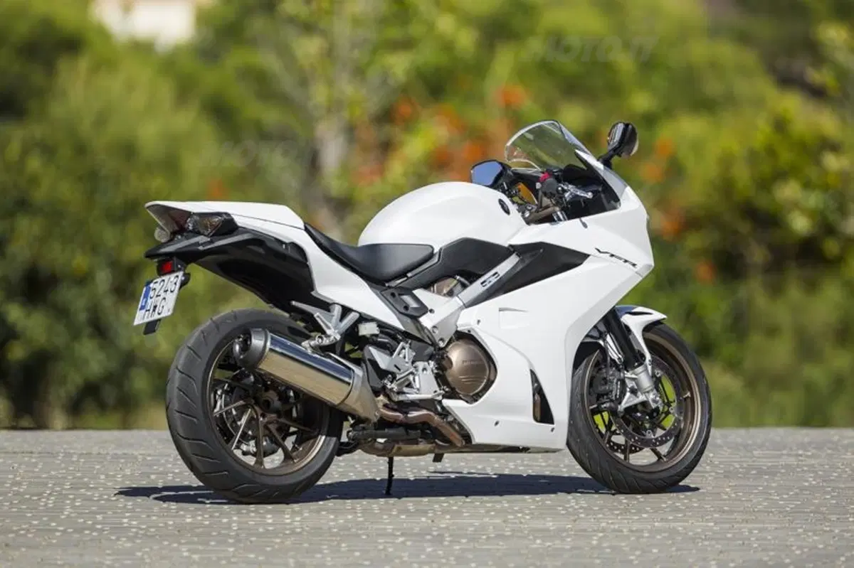 Honda VFR 800F 2014   (27)