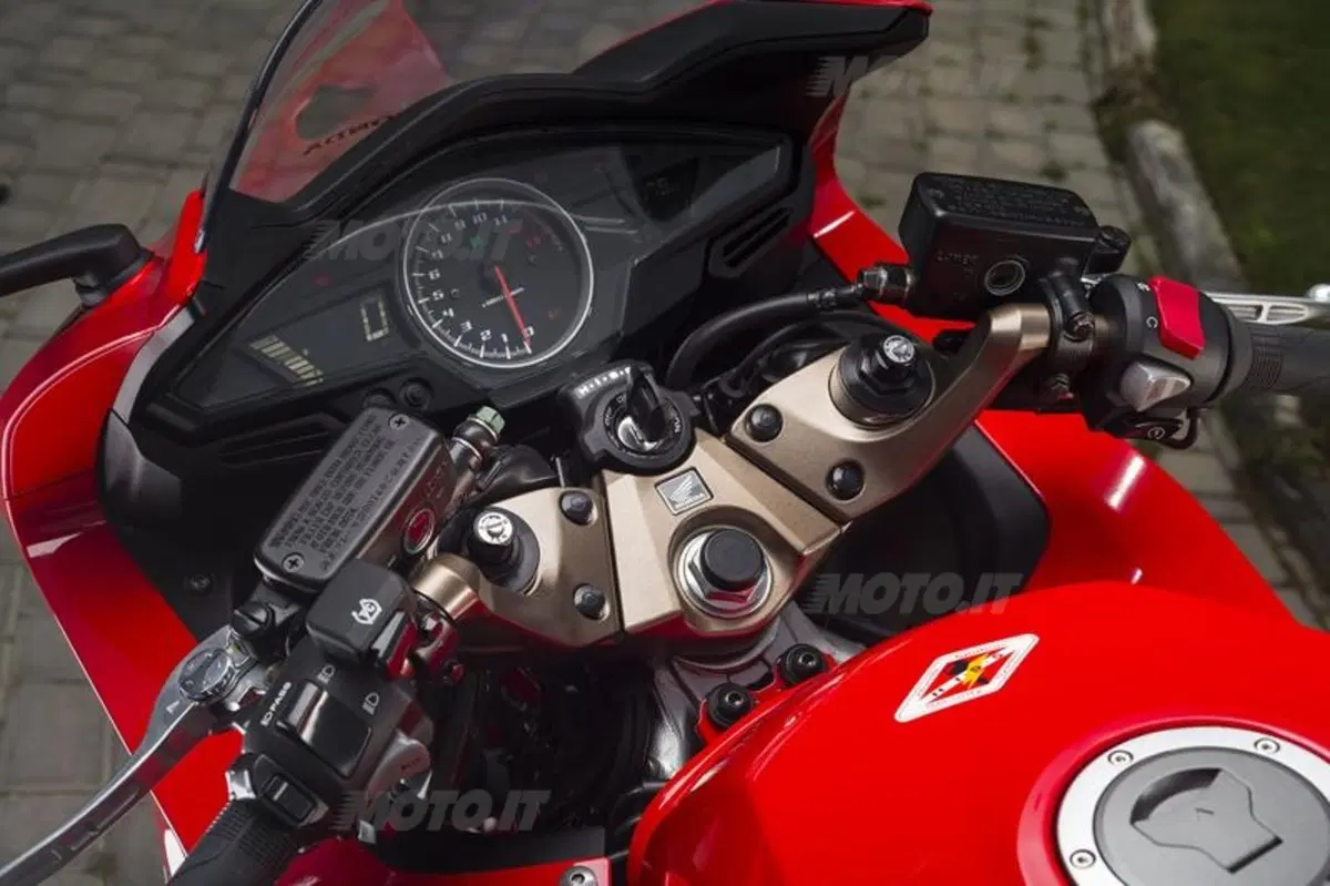 Honda VFR 800F 2014   (34)