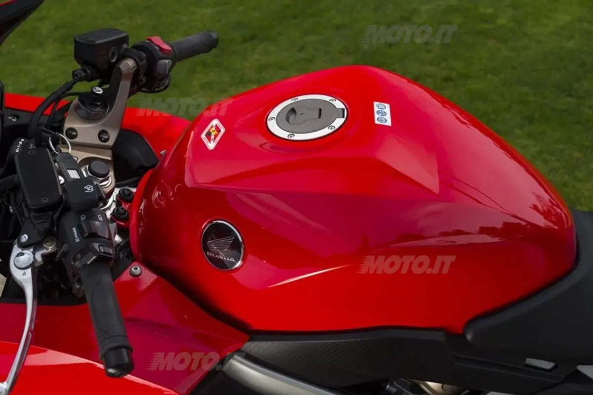 Honda VFR 800F 2014   (39)