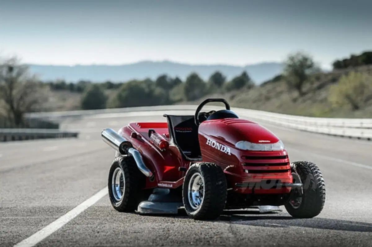 Honda Mean Mower, il tosaerba da Guinness ha il motore della VTR 1000
