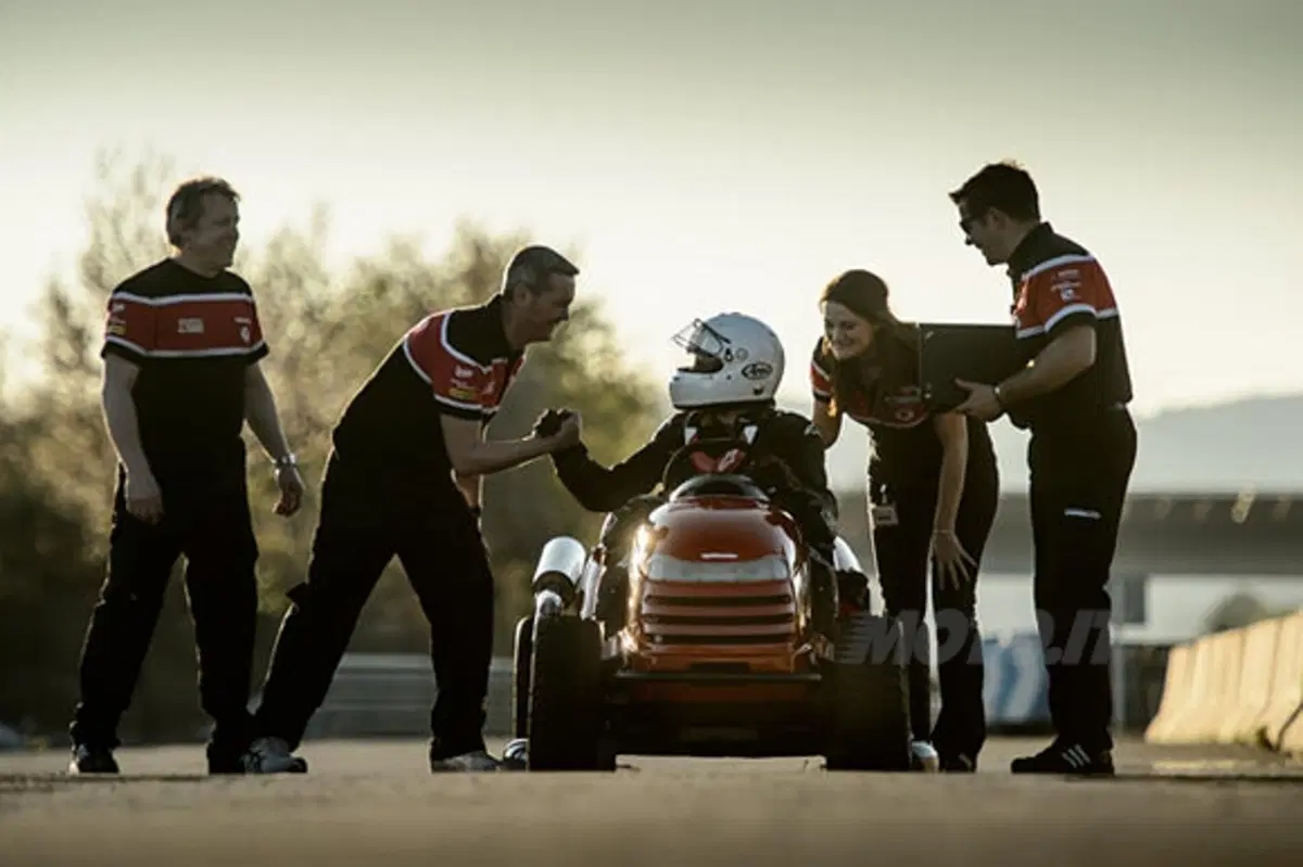 Honda Mean Mower, il tosaerba da Guinness ha il motore della VTR 1000 (4)