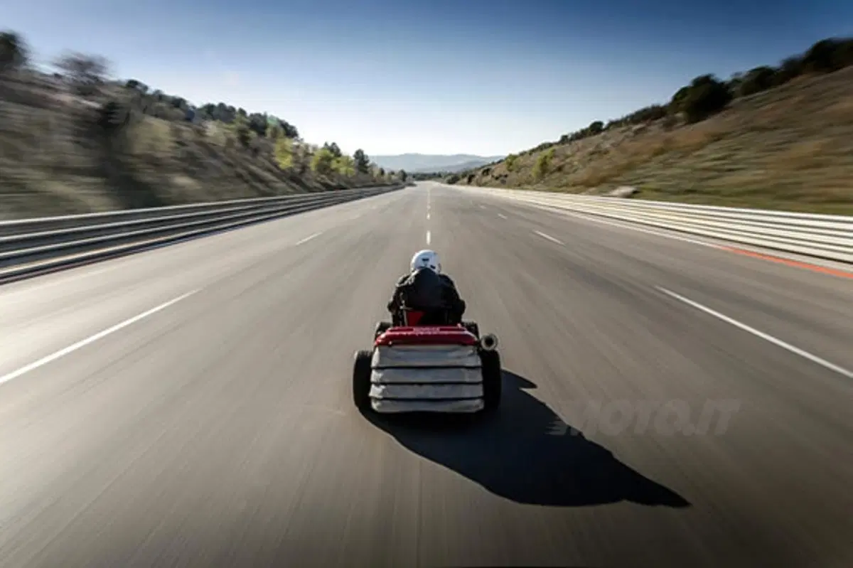 Honda Mean Mower, il tosaerba da Guinness ha il motore della VTR 1000 (5)