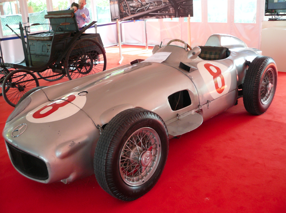 Le straordinarie Mercedes che hanno vinto a mani basse il mondiale di F1 nel 1954 e nel 1955 erano azionate da un motore a otto cilindri in linea di 2500 cm3 a iniezione diretta che &egrave; arrivato ad erogare circa 290 CV a 8500 giri/min