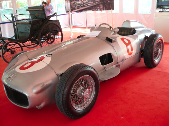 Le straordinarie Mercedes che hanno vinto a mani basse il mondiale di F1 nel 1954 e nel 1955 erano azionate da un motore a otto cilindri in linea di 2500 cm3 a iniezione diretta che è arrivato ad erogare circa 290 CV a 8500 giri/min