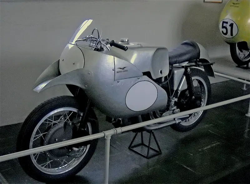 Nel 1952 la Guzzi ha schierato nel mondiale una 500 a quattro cilindri in linea longitudinale dotata di un complesso sistema di iniezione diretta, poi sostituito dai tradizionali carburatori