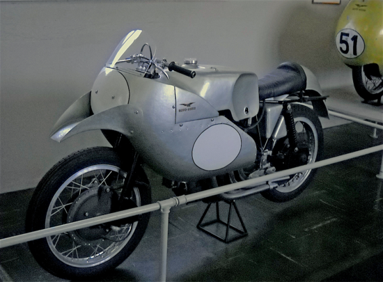 Nel 1952 la Guzzi ha schierato nel mondiale una 500 a quattro cilindri in linea longitudinale dotata di un complesso sistema di iniezione diretta, poi sostituito dai tradizionali carburatori