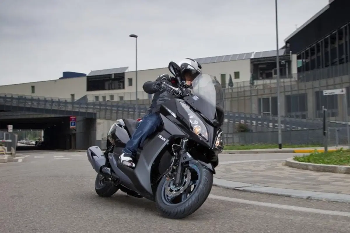 Kymco Downtown 300i ABS, già in vendita in versione 2015 (2)