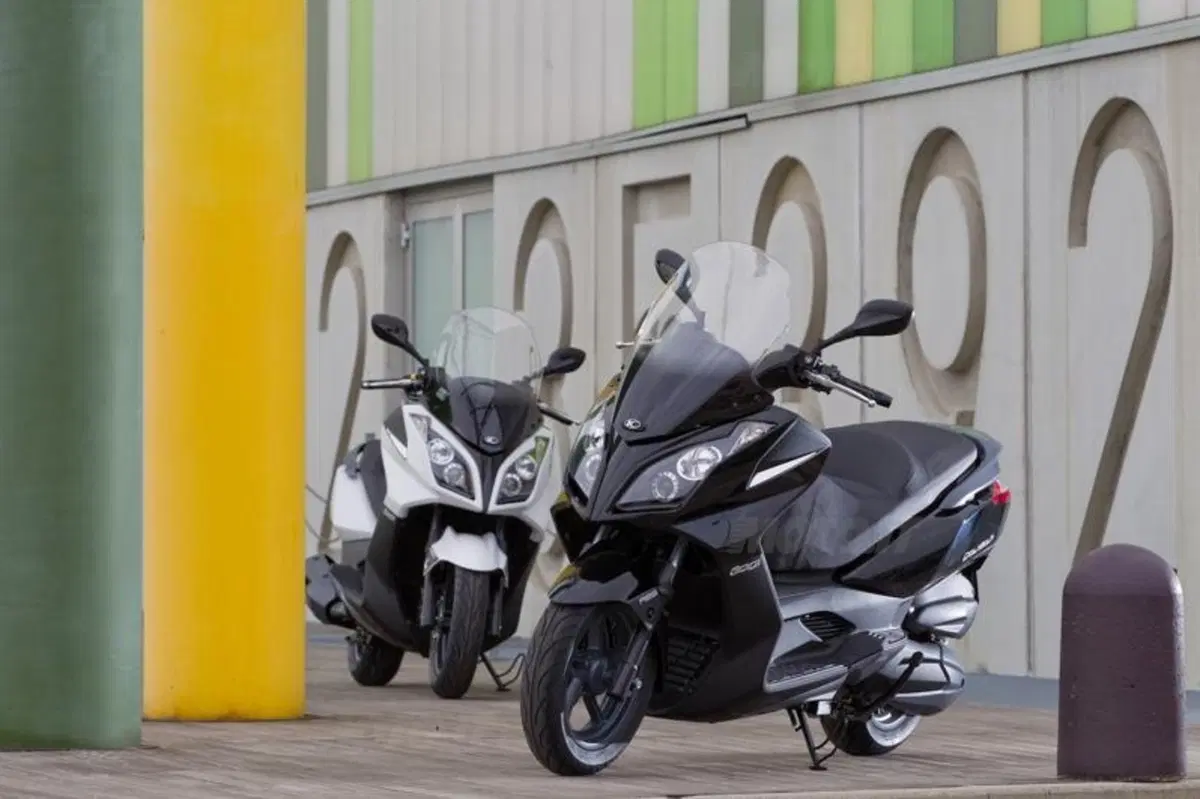 Kymco Downtown 300i ABS, già in vendita in versione 2015 (4)