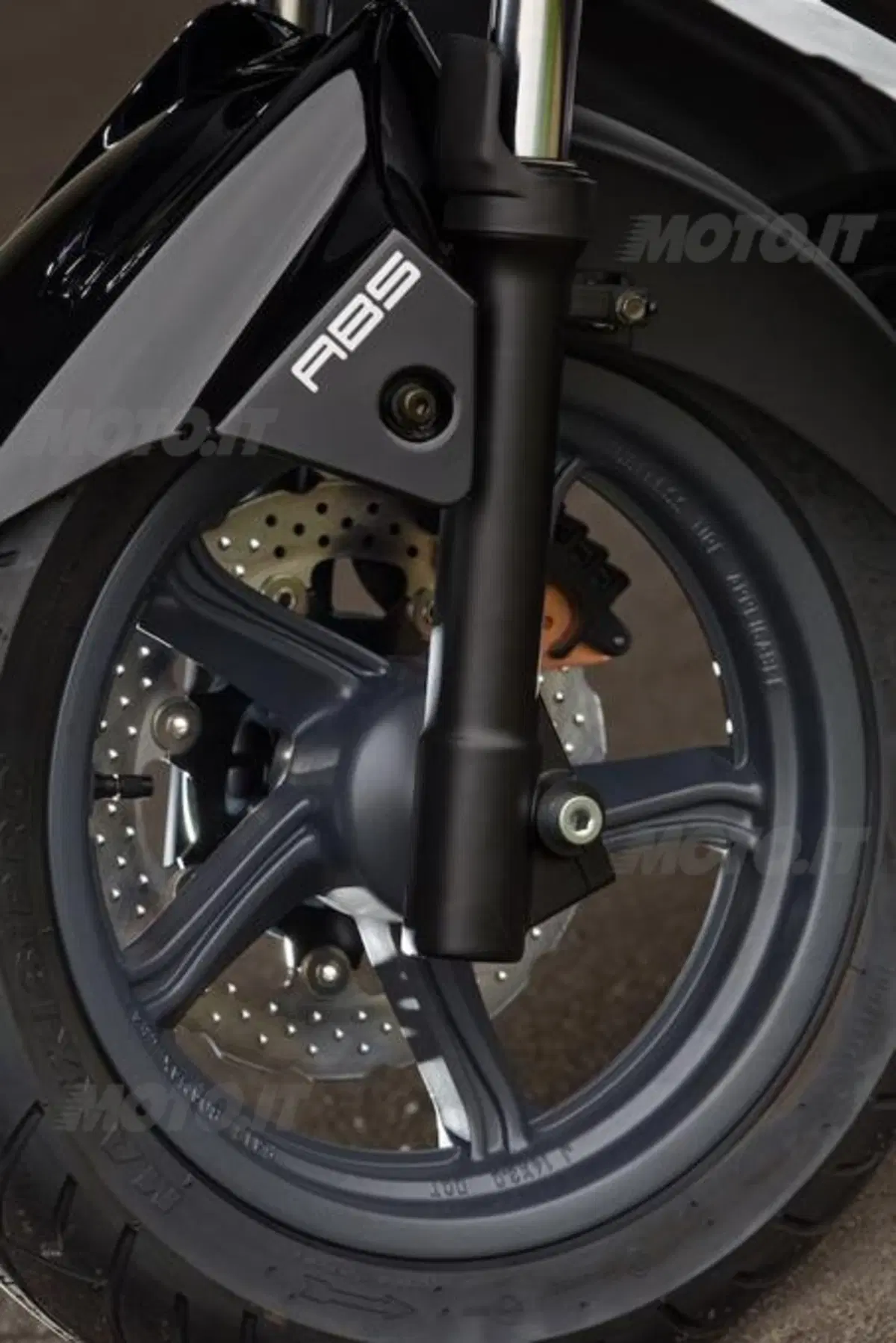 Kymco Downtown 300i ABS, già in vendita in versione 2015 (7)