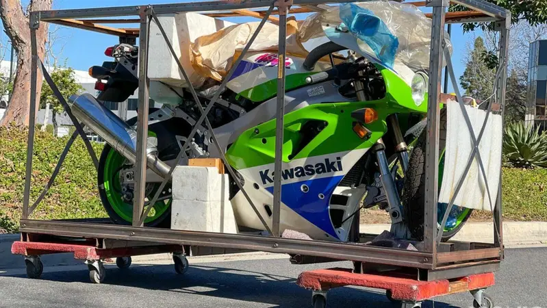 In vendita una Kawasaki ZXR 750 R del 1992 ancora imballata