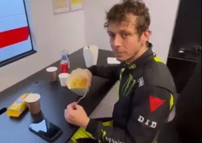 Valentino Rossi torna sulla Audi R8 a Magny-Cours prima di festeggiare